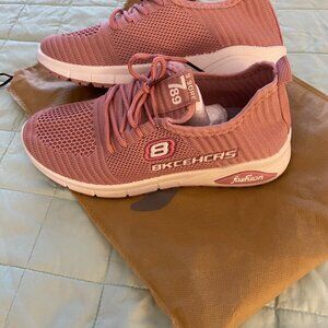 NWT "Bkcehcrs" Sneakers Size 37 (size 6)